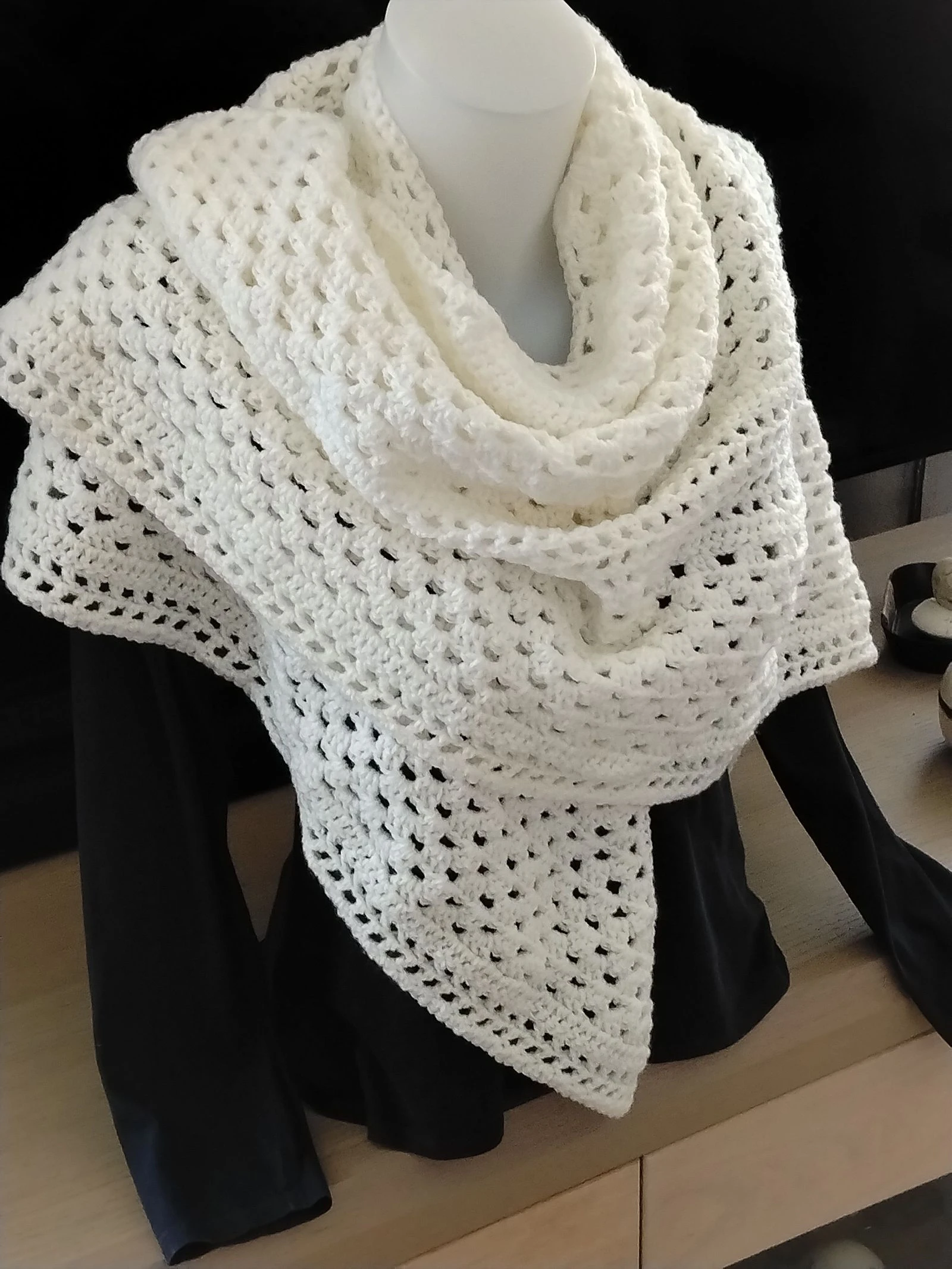 White crocheted acrylic openwork shawl – photo 6